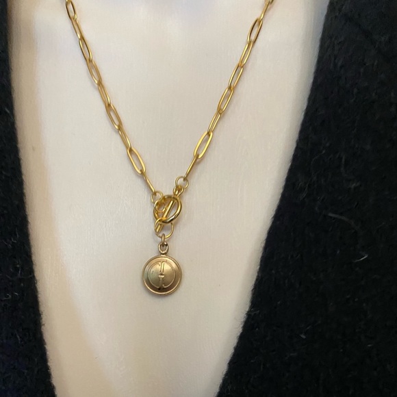 Gucci Gold Tone Charm with 18in Gold Plated Chain Necklace - Picture 1 of 8